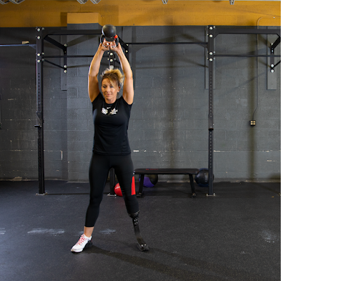 Tina Hurley using kettle bell with prosthesis