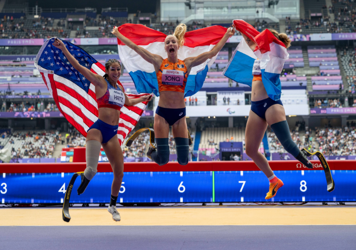 Beatriz Hatz celebrates with fellow medalists on the track during the 2024 Summer Paralympics.