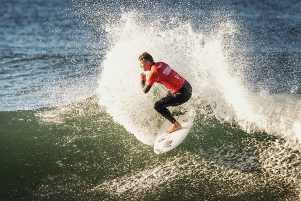 Ant Smyth competing in para surfing and making a turn on a wave.
